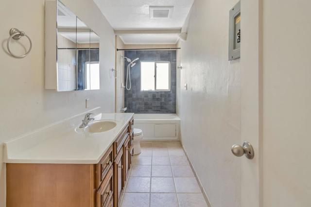 4431 Penniman Avenue, Oakland CA: https://media.crmls.org/mediaz/9e108f31-9073-495f-91c0-9936003cc7a8.jpg