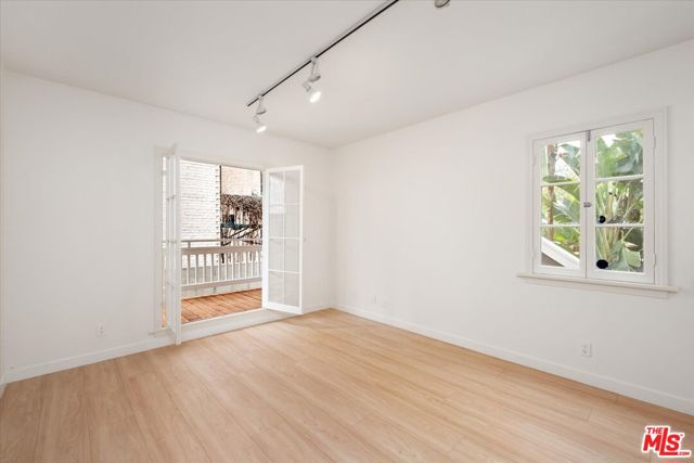 6612 Emmet Terrace, Los Angeles CA: https://media.crmls.org/mediaz/9e1219e0-c96d-4127-8970-7cb991370c61.jpg