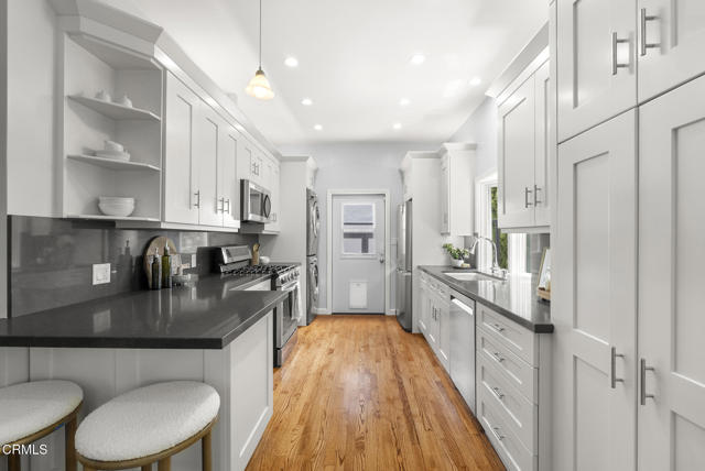 4160 Madison Avenue, Culver City CA: https://media.crmls.org/mediaz/9e128a2e-82fa-4df8-8f03-2b0add42fdc9.jpg