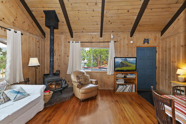 102 E Country Club Boulevard, Big Bear CA: https://media.crmls.org/mediaz/9e1292eb-5de2-428a-9dc6-62663ff7b098.jpg