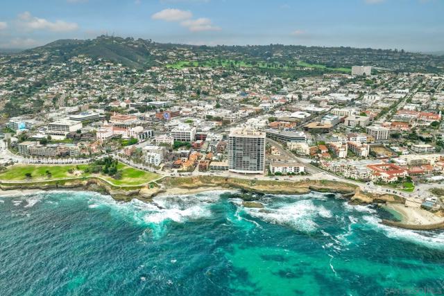 7635 Draper Avenue, La Jolla CA: https://media.crmls.org/mediaz/9e146824-5470-4a22-abfc-b8c6c30ed333.jpg