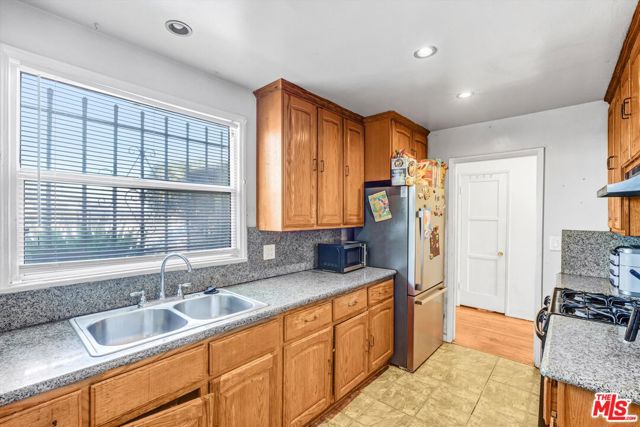 1616 W 108th Street, Los Angeles CA: https://media.crmls.org/mediaz/9e15cef8-5365-4fd0-9232-7c8840fbf56a.jpg