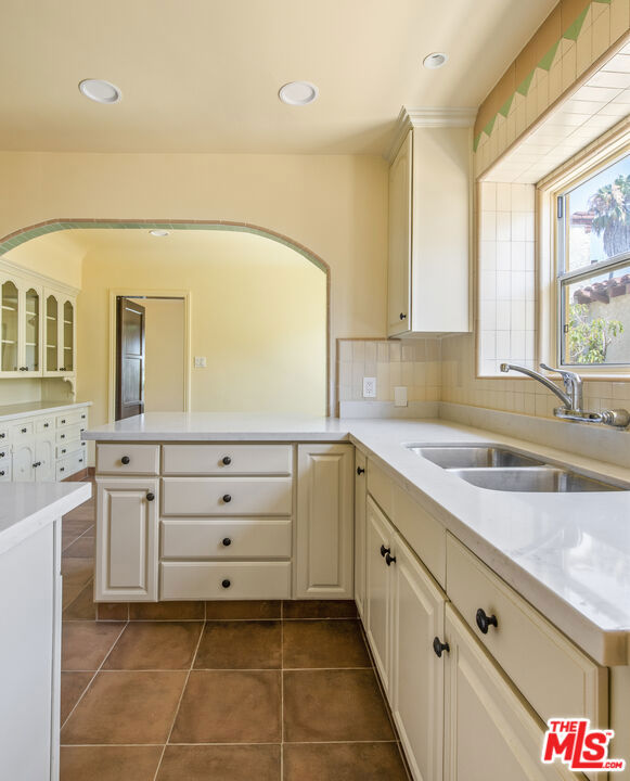 3220 W 78th Place, Los Angeles CA: https://media.crmls.org/mediaz/9e16b5f1-309b-45ff-9997-6ae66573c263.jpg