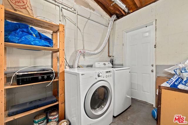 427 W Manchester Avenue, Playa del Rey CA: https://media.crmls.org/mediaz/9e16d458-3e29-477f-a211-295d255ac705.jpg