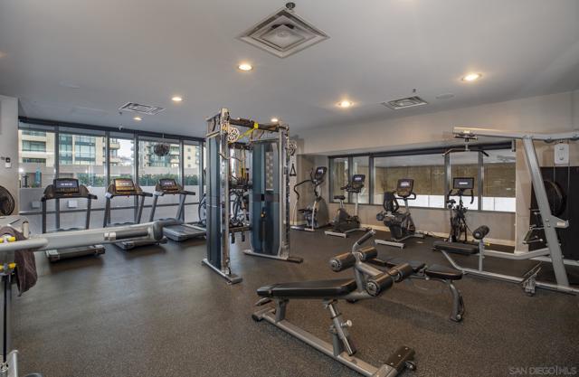 550 Front St, San Diego CA: https://media.crmls.org/mediaz/9e16df2f-13b5-4302-a657-ff5b4f60c401.jpg