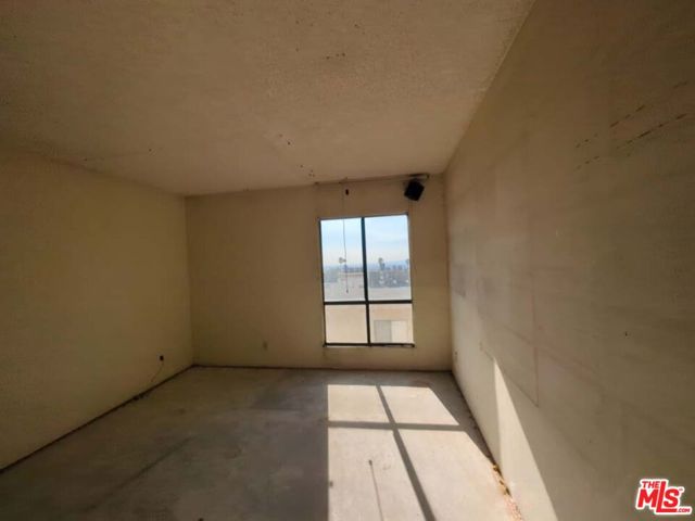 7300 Franklin Avenue, Los Angeles CA: https://media.crmls.org/mediaz/9e16ee79-f3a3-4e40-9dda-4fb97236827e.jpg