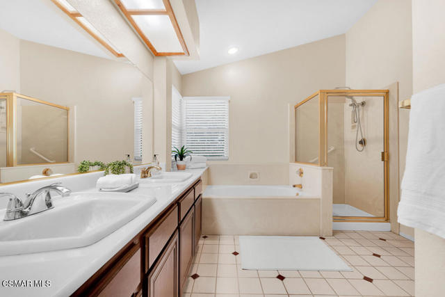 645 Overlook Road, Simi Valley CA: https://media.crmls.org/mediaz/9e16f9e0-88ab-4813-8987-e318da1feebe.jpg