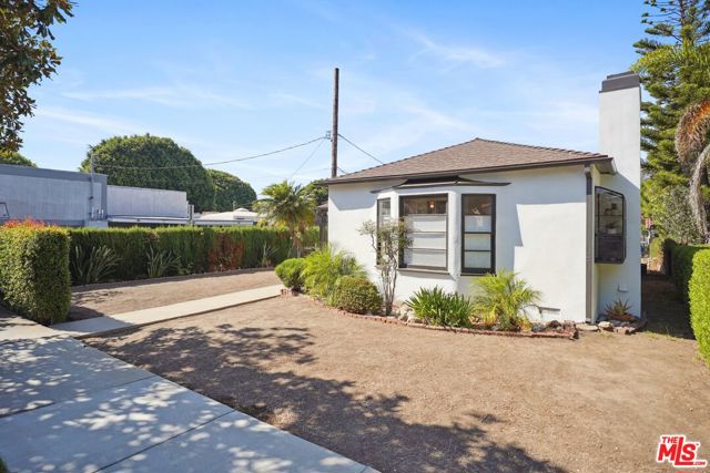 728 11th Street, Santa Monica CA: https://media.crmls.org/mediaz/9e184163-be74-4d2d-9ea9-8ad85dac60c7.jpg