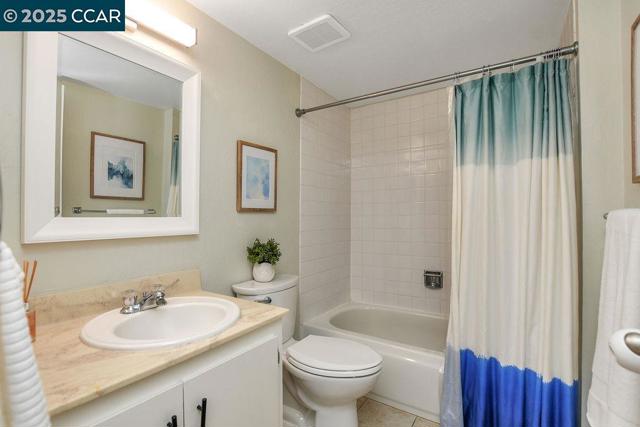 896 Camelback Place, Pleasant Hill CA: https://media.crmls.org/mediaz/9e1867d3-a726-4127-a5f2-6839c7889060.jpg