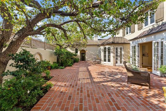 7725 Whitefield Pl, La Jolla CA: https://media.crmls.org/mediaz/9e18ad20-0b35-4657-b8c6-5c20e278f45a.jpg