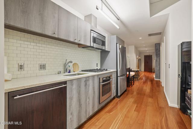 1155 S Grand Avenue, Los Angeles CA: https://media.crmls.org/mediaz/9e195a48-b8f7-4748-bce2-a34f32742cc5.jpg