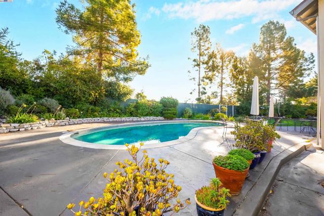 3608 Siskiyou Ct, Hayward CA: https://media.crmls.org/mediaz/9e195e6f-f0a6-4df5-ae8b-8311a290e7c4.jpg