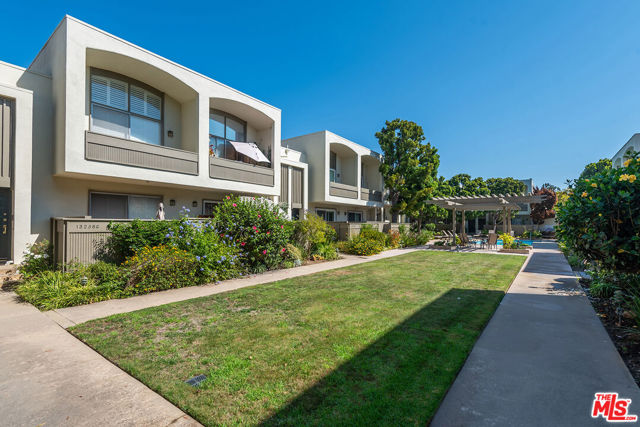 13234 Fiji Way, Marina del Rey CA: https://media.crmls.org/mediaz/9e19704a-849c-46ef-8172-e7ad448ca017.jpg