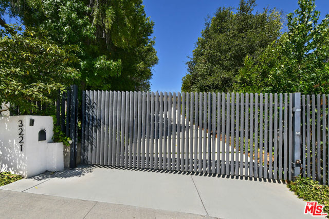 3221 Elvido Drive, Los Angeles CA: https://media.crmls.org/mediaz/9e19d07e-f446-495a-bb96-73ce88d5889e.jpg