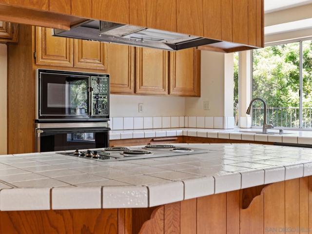 13810 Riverhead Ct, San Diego CA: https://media.crmls.org/mediaz/9e1a2824-8b86-49dc-a501-8c81ae11e861.jpg