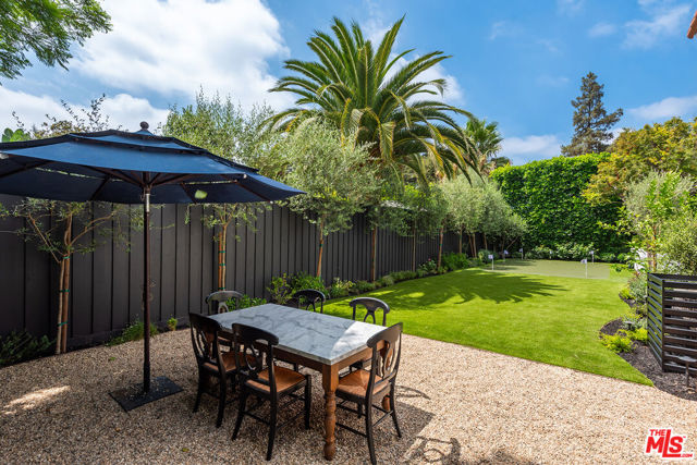 14226 Chandler Boulevard, Sherman Oaks CA: https://media.crmls.org/mediaz/9e1a606b-b348-4146-a60c-de50ae5b5843.jpg