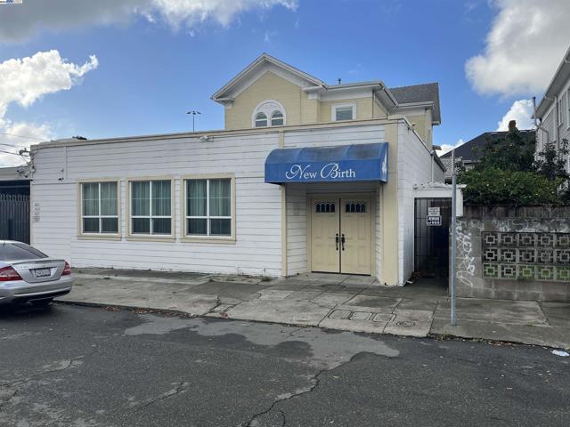 1011 E 11Th St, Oakland CA: https://media.crmls.org/mediaz/9e1aac21-e3bc-4fe5-b238-57799ca4d4e2.jpg