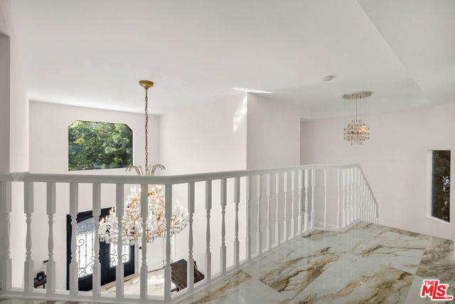 941 Yale Street, Santa Monica CA: https://media.crmls.org/mediaz/9e1adc1c-7440-4591-9b66-ef1957c18cf6.jpg
