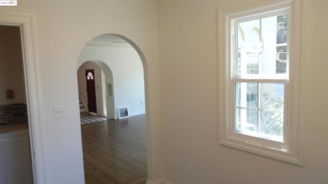 108 Green St, Martinez CA: https://media.crmls.org/mediaz/9e1bf6eb-c6df-4858-89e7-8b9db366ae24.jpg