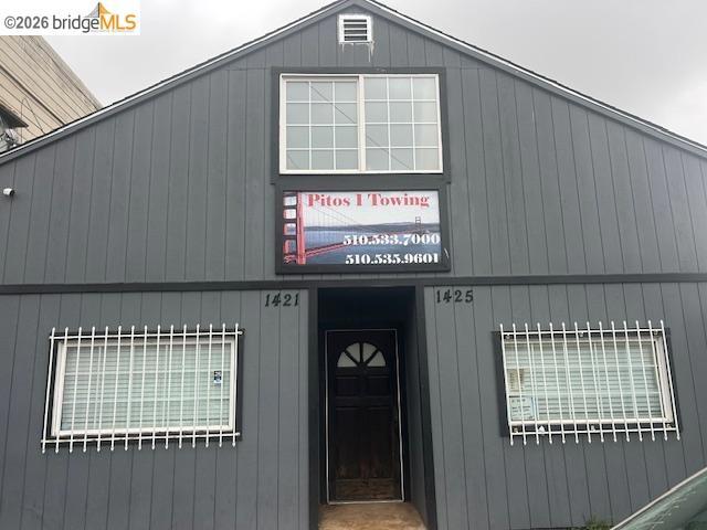 1421 46Th Ave, Oakland CA: https://media.crmls.org/mediaz/9e1c2500-0950-42ae-9ca8-3716f0967463.jpg