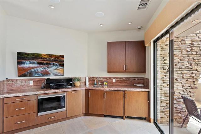 72 Royal Saint Georges Way, Rancho Mirage CA: https://media.crmls.org/mediaz/9e1d23ae-6d43-4d85-85f0-bc699106c1e2.jpg