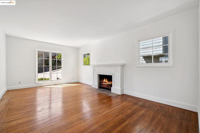 84 Portsmouth Rd, Piedmont CA: https://media.crmls.org/mediaz/9e1d7c57-713c-4d0d-9c9e-d309044cea0c.jpg