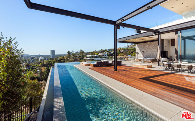 1305 Collingwood Place, Los Angeles CA: https://media.crmls.org/mediaz/9e1d8e77-79ce-4673-9274-af0dca330d22.jpg