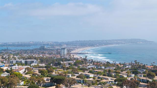 951 Skylark Dr, La Jolla CA: https://media.crmls.org/mediaz/9e1e4115-ccc8-471f-abc6-550b50376fc3.jpg