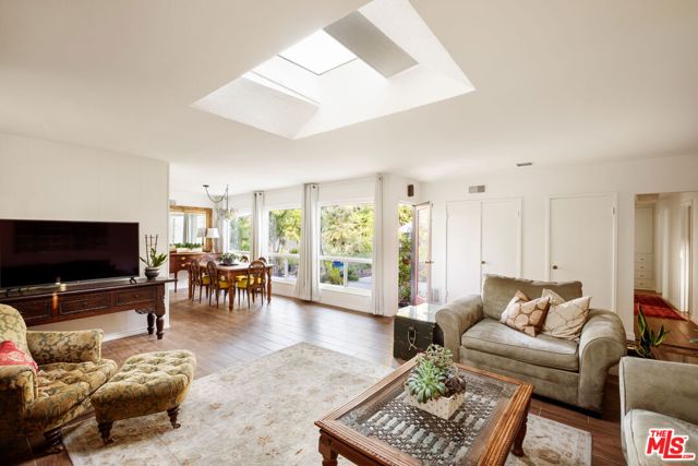 5940 Varna Avenue, Valley Glen CA: https://media.crmls.org/mediaz/9e1efebf-4724-4939-9187-f845134bd189.jpg