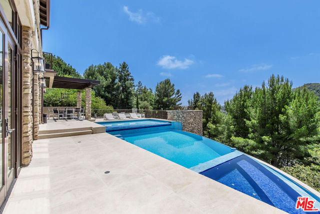 2175 Summitridge Drive, Beverly Hills CA: https://media.crmls.org/mediaz/9e1f1748-acbb-432e-9e17-e93e11ebe5d6.jpg