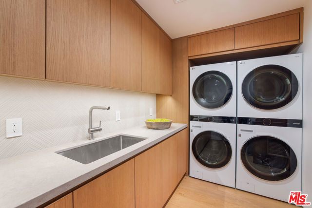 4016 The Strand, Manhattan Beach CA: https://media.crmls.org/mediaz/9e1fec5d-0ced-40ab-a14e-e1e607b77ef1.jpg