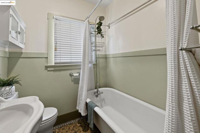 393 43Rd St, Oakland CA: https://media.crmls.org/mediaz/9e2115e2-4ee7-4351-ae3d-f44aede5dc91.jpg