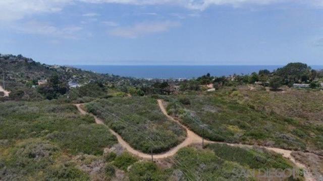 2975 Woodford Drive, La Jolla CA: https://media.crmls.org/mediaz/9e22d9cb-edab-476a-9df0-2192292a5ec1.jpg