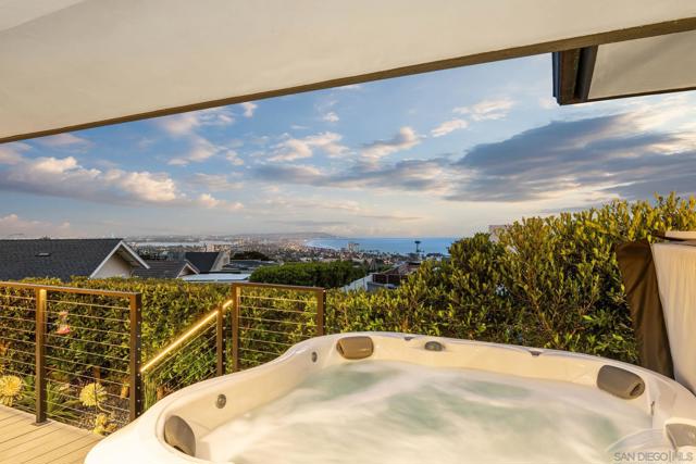 5560 Moonlight Lane, La Jolla CA: https://media.crmls.org/mediaz/9e23519f-59b3-4791-b85f-5ab302936897.jpg
