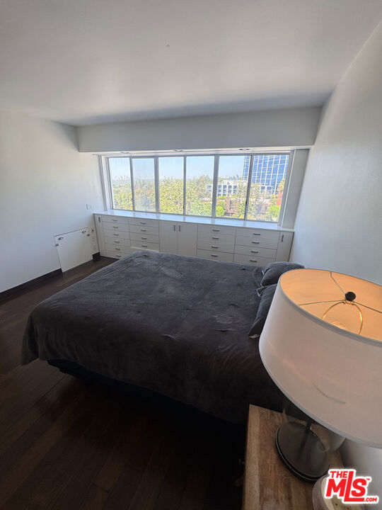 999 N Doheny Drive, West Hollywood CA: https://media.crmls.org/mediaz/9e23eb0d-006d-4efd-8bc9-5cd6bb3817a5.jpg