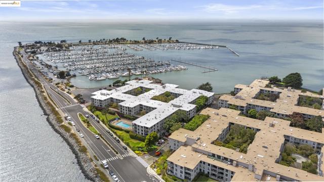 5 Admiral Dr, Emeryville CA: https://media.crmls.org/mediaz/9e24398c-e17b-4ac0-8b57-ba5acd8dabcb.jpg