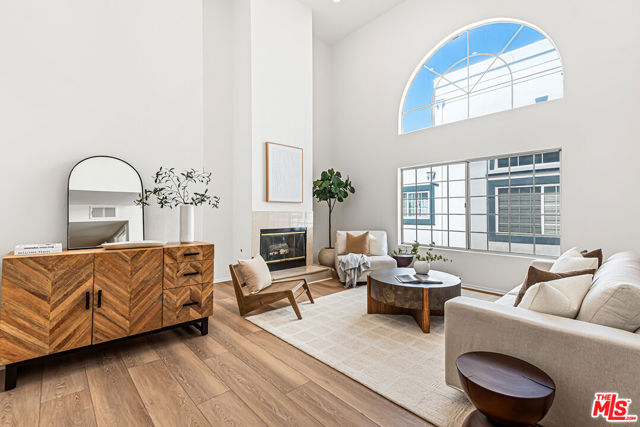 3949 Bentley Avenue, Culver City CA: https://media.crmls.org/mediaz/9e2439c7-7cf3-4d3d-9281-d0d2231c30bf.jpg