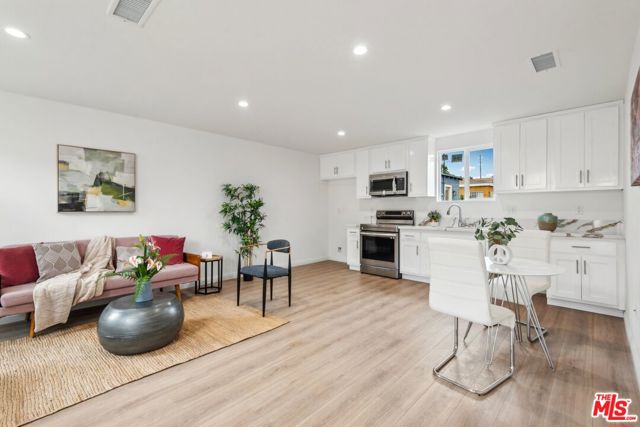 834 E 90th Street, Los Angeles CA: https://media.crmls.org/mediaz/9e2478e9-1f45-4a02-8e86-0664038c605a.jpg