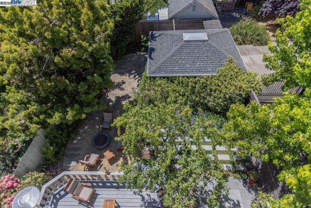 1709 Myrtle St, Oakland CA: https://media.crmls.org/mediaz/9e24dd23-3051-4bfa-930f-c1620d52e939.jpg