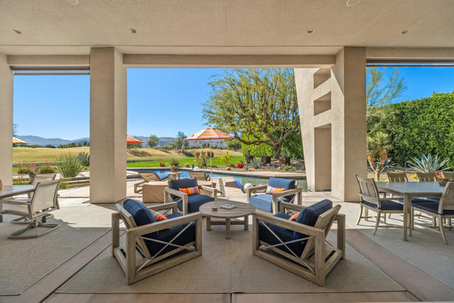 81 Royal Saint Georges Way, Rancho Mirage CA: https://media.crmls.org/mediaz/9e250311-dc0a-42b9-8ba3-078cabb6b469.jpg