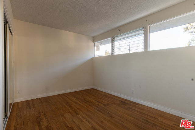11131 ROSE Avenue, Los Angeles CA: https://media.crmls.org/mediaz/9e254f41-1b15-4834-9d22-524f91af8568.jpg