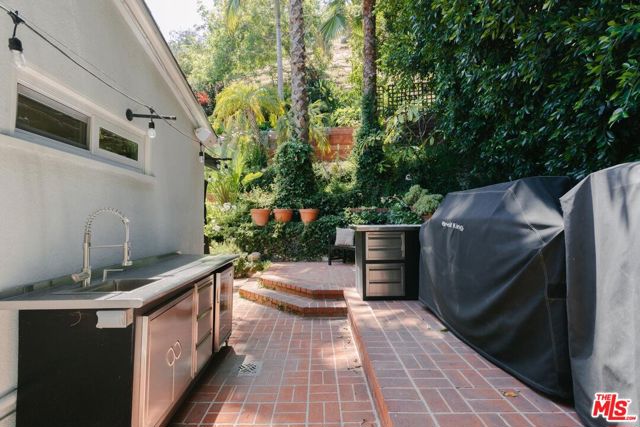 2055 Outpost Drive, Los Angeles CA: https://media.crmls.org/mediaz/9e2553f7-078a-493d-95f2-94894a3d0351.jpg