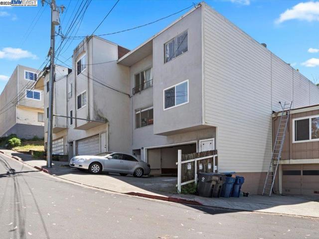 56 Edgewood Ct, Daly City CA: https://media.crmls.org/mediaz/9e25a0e5-2e1c-4be2-b8a3-14dee9bc7392.jpg