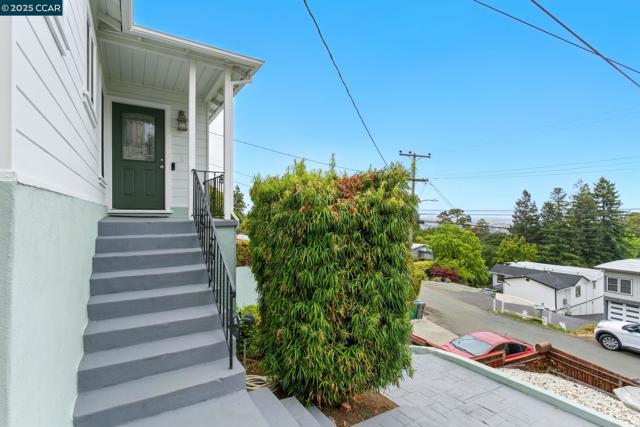 7968 Michigan Ave, Oakland CA: https://media.crmls.org/mediaz/9e26317c-5596-429f-b73f-c0d2dc2dd2fc.jpg