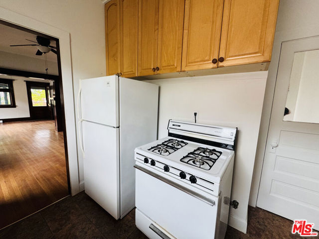 224 N Louise Street, Glendale CA: https://media.crmls.org/mediaz/9e27045e-b8e1-490a-8174-c26a9ee6ab12.jpg