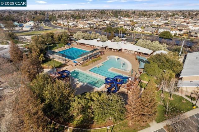 205 Goose Creek Ave, Brentwood CA: https://media.crmls.org/mediaz/9e28f270-be55-4c16-b26e-5329a94a8fef.jpg