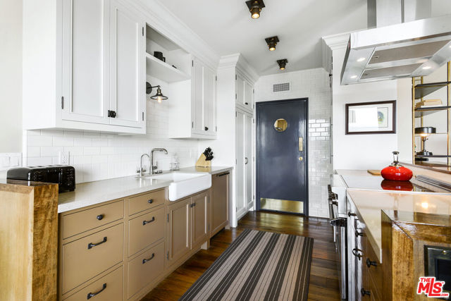 100 S Doheny Drive, Los Angeles CA: https://media.crmls.org/mediaz/9e297b92-55e5-4405-8cb5-3f3b75d5db2e.jpg