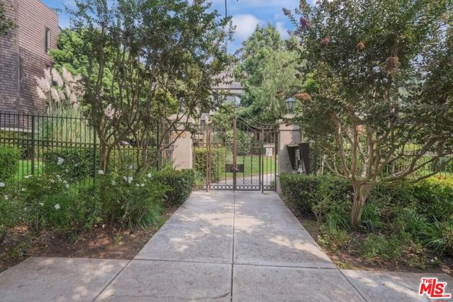 950 N Kings Road, West Hollywood CA: https://media.crmls.org/mediaz/9e2986bc-7fd2-4c08-af6c-c983e9685c2a.jpg
