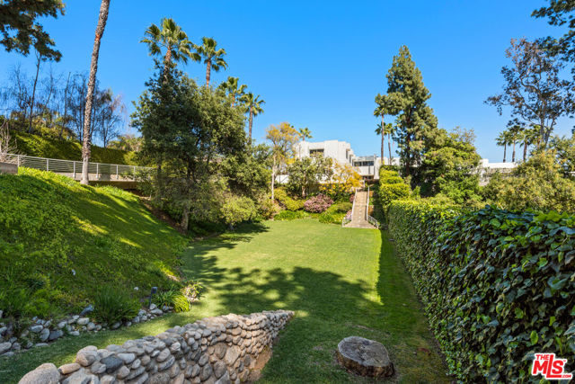 300 N San Rafael Avenue, Pasadena CA: https://media.crmls.org/mediaz/9e2b3b0e-a202-4bdf-b6cb-a5e26f8ee1d7.jpg