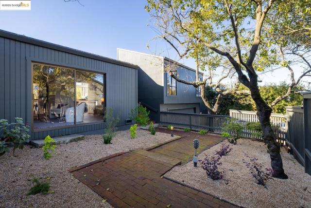 568 Vistamont Ave, Berkeley CA: https://media.crmls.org/mediaz/9e2ba0c2-1530-4836-892e-b06476448757.jpg